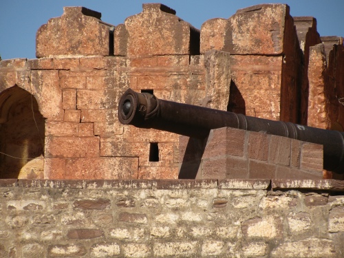 A cannon on thte fort wall.